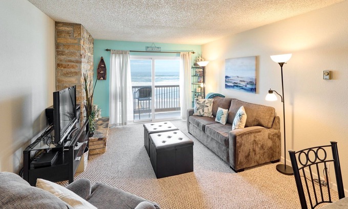 Lincoln City Condo | Golden Gulls - Cute Third Floor Suite