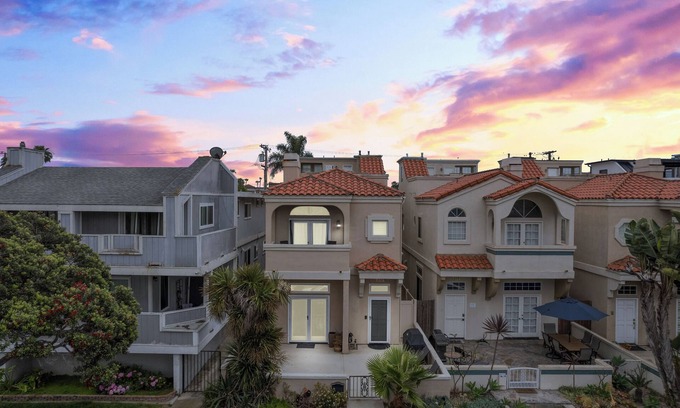 Seal Beach House | Golden Hour Hideaway – 3BR Near Sand, Dining & Adventure