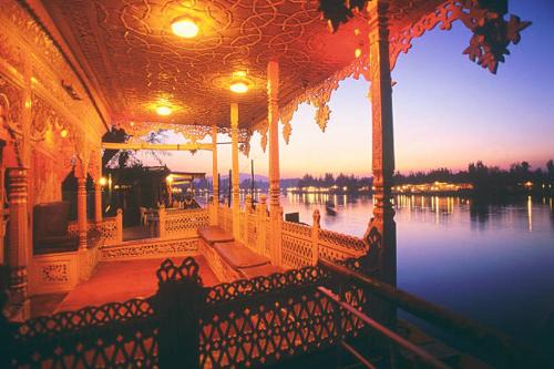 Dal Lake Hotel | Golden lake