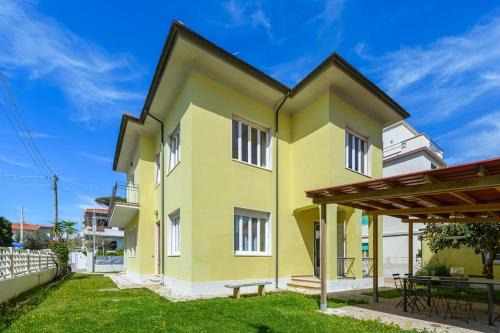 Lido di Camaiore House | Golden Luxe - Roman Luxury Villa in the Sea