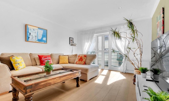 Brighton House | Golden Sunset House Free Parking | By My Getaways