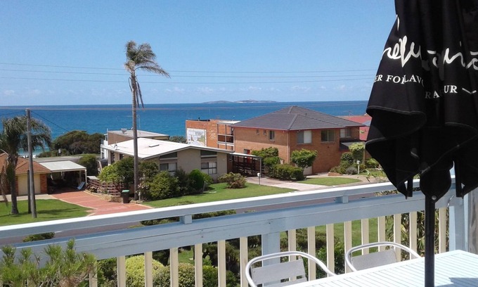 Kianga House | Golf at Glasshouse Rocks - 100m from the Water - Pet Friendly