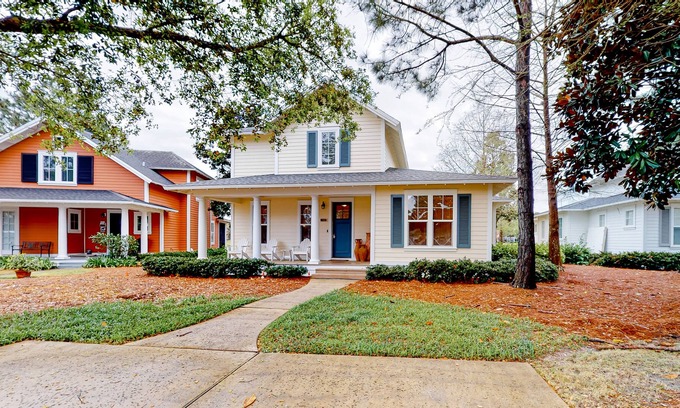 Laurel Grove House | Golf-course home with lake view, central AC, & W/D - near beach