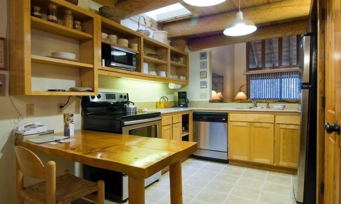 Sunriver Condo | Golf View Condo with Fireplace, Patio & Bunk Room