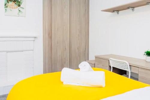 Swindon Apartment | Good Location Free Parking Big Garden Modern House