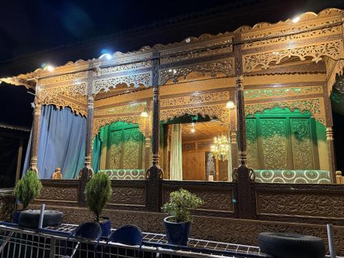 Dal Lake Boat Rental | Goona palace houseboats