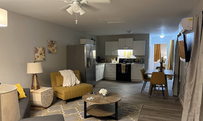 Covington House | Gorgeous 1 Bedroom bungalow 6 min walk to town