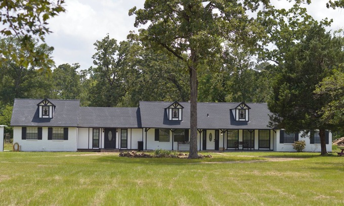 Montgomery House | Gorgeous 10 Acre Farmhouse + Lake Conroe Area + Private Pond