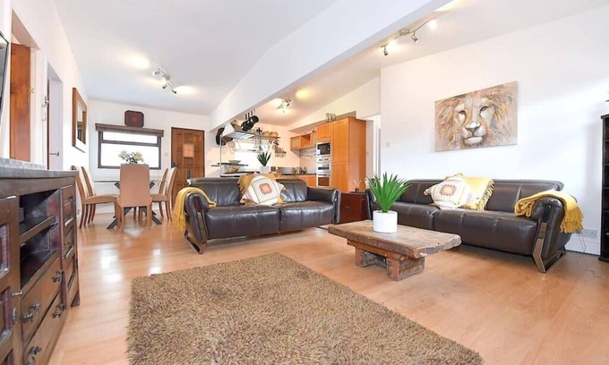 Guildford Cottage | Gorgeous 3BD Cottage with Parking Nr Guildford