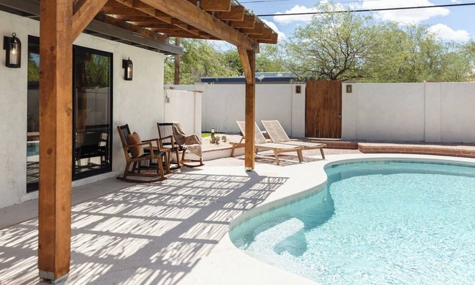 Blenman-Elm House | Gorgeous 3br/2bath home with 1br/1bath casita w/plenty of space to relax.