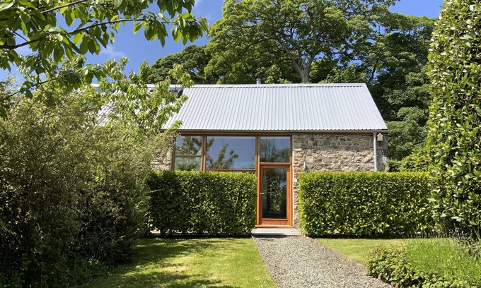 Hayscastle Cross House | Gorgeous 5* barn set in tranquil gardens and just a short drive from the coast