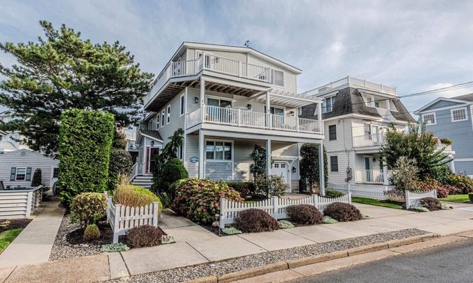 Avalon House | Gorgeous beach block single family home with fantastic views of the ocean.
