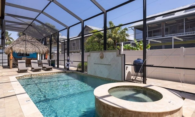 Fort Myers Beach Condo | Gorgeous Beach Condo with Pool, Spa, and Bikes