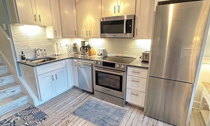 The Pines Condo | GORGEOUS & BEST IN TOWN! - Walk to Beach and Shops! Remodeled!