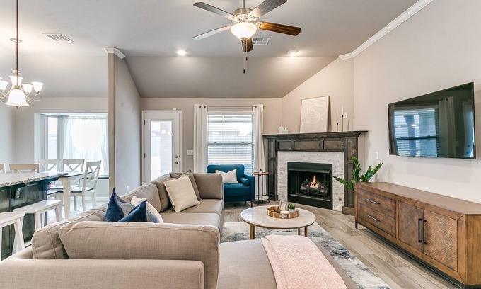 Edmond House | Gorgeous Edmond Home- Large Covered Patio!