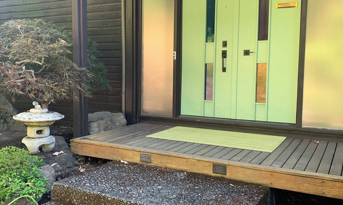 Leschi House | Gorgeous Family Lake View House with Gourmet Kitchen and Spa Bath with Sauna