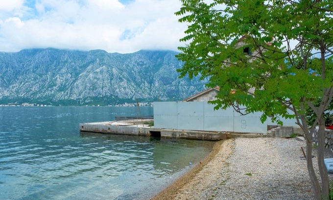 Donji Stoliv Apartment | Gorgeous Flat With Balcony Near Sea in Kotor