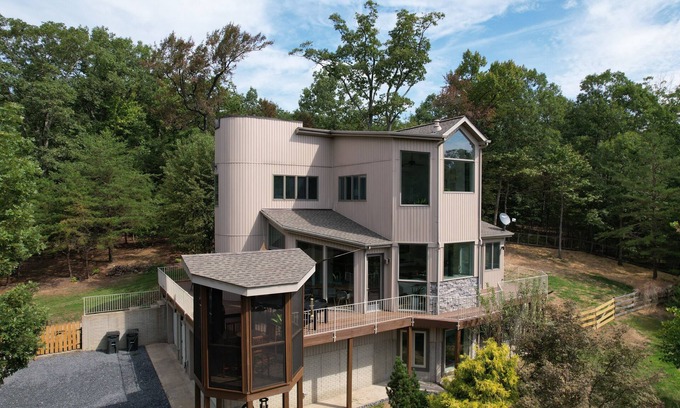 Bentonville House | Gorgeous getaway: 10 private acres w/Hot Tub in GW forest near Shenandoah River