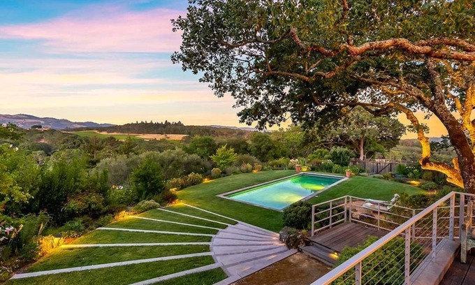 Kenwood House | Gorgeous hilltop estate with heated pool in Kenwood