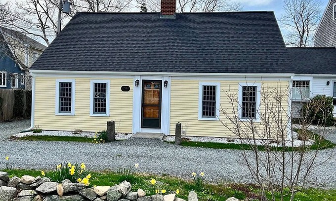 Dennis House | Gorgeous historic home sleeps 8 walk to everything!