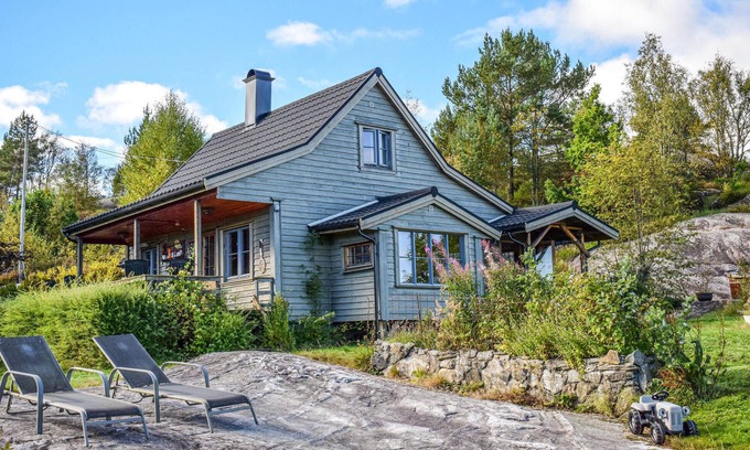 Tysvaer House | Gorgeous home in Aksdal with kitchen