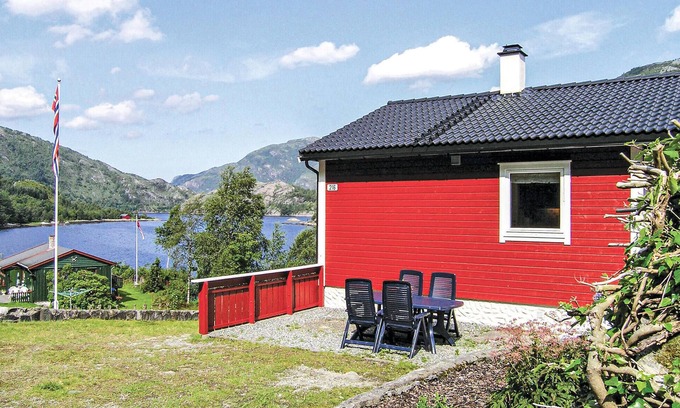 Gulen House | Gorgeous home in Dalsøyra with kitchen