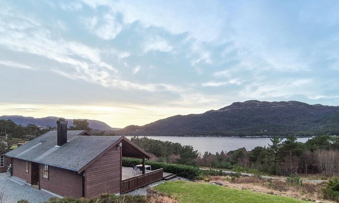 Gulen Municipality House | Gorgeous home in Eivindvik with WiFi