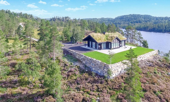 Evje House | Gorgeous home in Evje with lake view