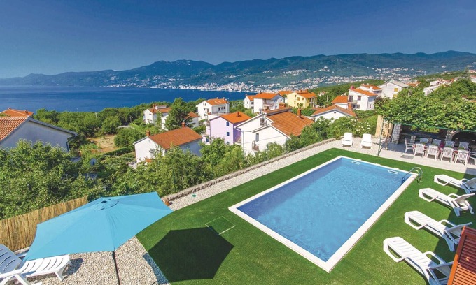 Sarsoni House | Gorgeous home in Rijeka with kitchen