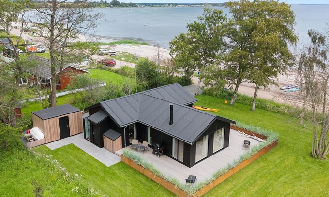 Grønninghoved Strand House | Gorgeous home in Sjølund with kitchen