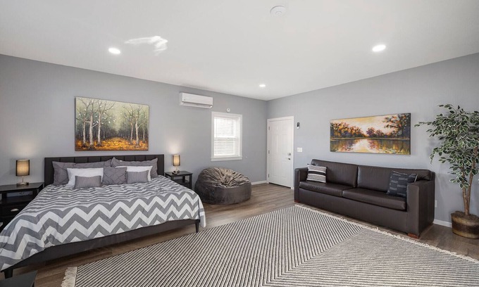 Branson Condo | Gorgeous Huge Studio Condo with In Room Jacuzzi Tub