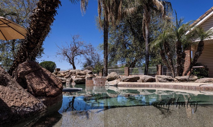 Gilbert House | Gorgeous LARGE Country Home! 🏡 Pet Friendly! SPARKLING Pool! Orchard!