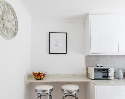 Redhill Apartment | Gorgeous Modern Apartment near Redhill Station inc Private Garden & Parking