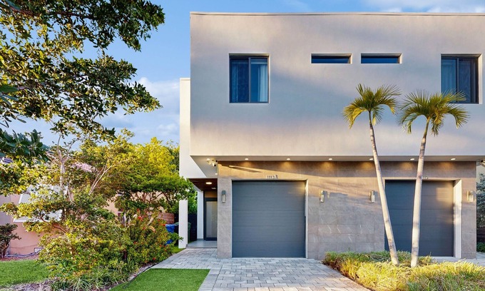 Downtown Fort Lauderdale House | Gorgeous modern townhome near beach with pool, patio, & W/D - dog-friendly