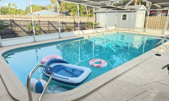 Lakeland House | GORGEOUS Pool Home Central Location! Family and Pet friendly!