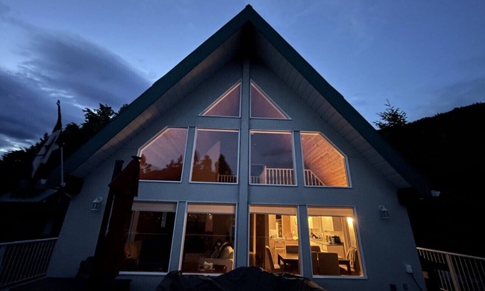 Adams Lake House | Gorgeous private lakefront In Shuswap