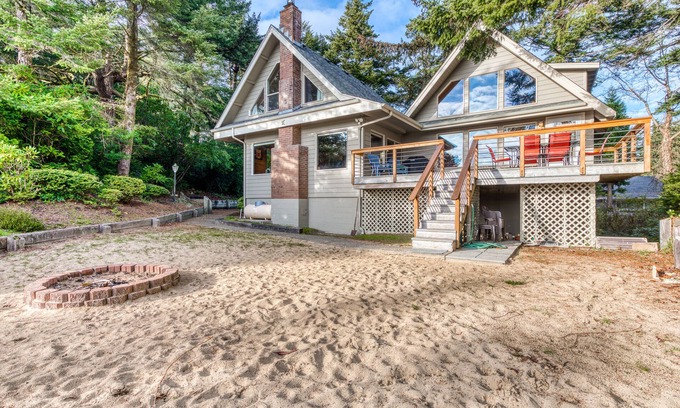 Florence House | Gorgeous riverfront house with entertainment - near Bay Street and the beach
