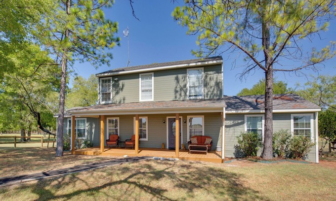 Royse City House | Gorgeous Royse City Retreat w/ Front Porch & Pond!