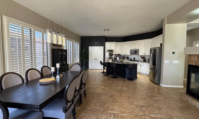 Mesa House | Gorgeous Single Level home- poolside -4BD- Nice Neighborhood