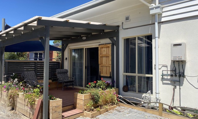 Aldinga Beach Apartment | Gorgeous Tiny home/Loft conversion, large deck, sea views, BBQ, use of pool