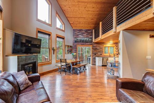 Blue River House | Gorgeous updated mountain home just minutes from the slopes, private hot tub, pool table!