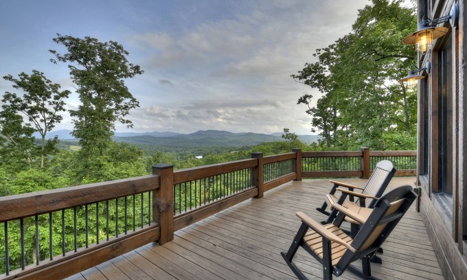 Morganton Cabin | Gorgeous views, pool table, & more! - Honey Hill
