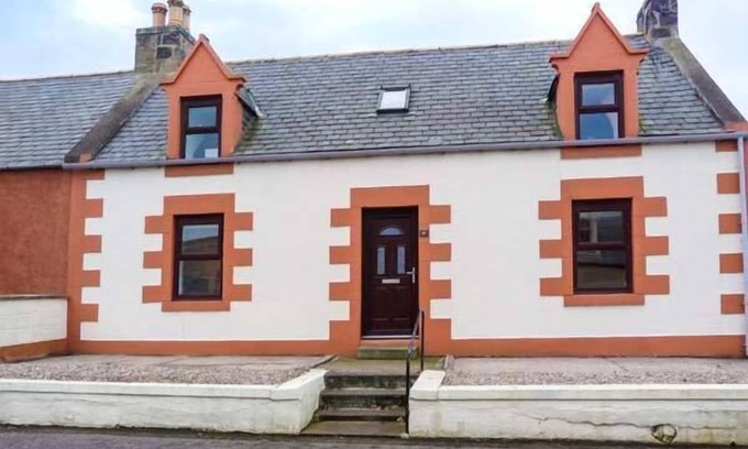 Portknockie Cottage | GRACE COTTAGE, family friendly, with a garden in Portknockie