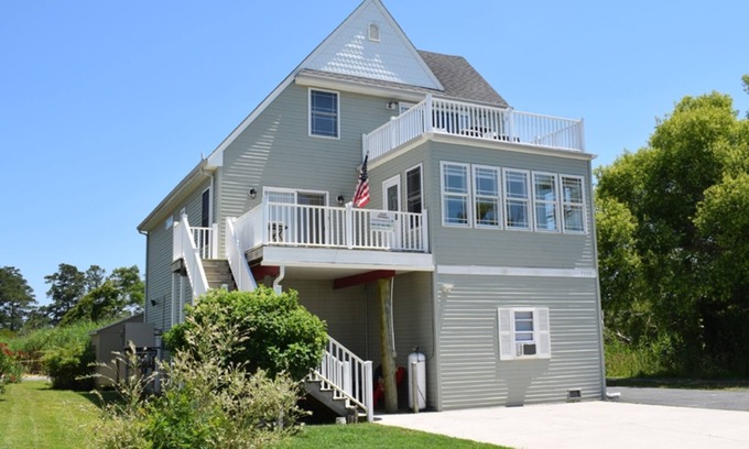 Chincoteague House | Grace Street Refuge-Beautiful VIEWS of the Chincoteague Bay, Firepit!