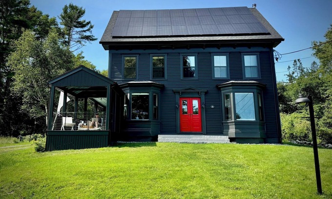 Isle of Springs House | Gracious 4-bedroom house in Southport on Townsend Gut with a private pond.