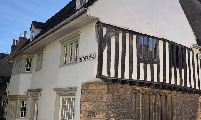 Stamford House | Grade 11* listed historic home close to Burghley & shops.