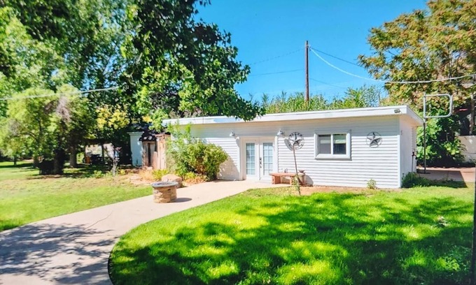 Kanab House | Grammie's Backyard Escape-gym/sauna/firepit/bkyd games/walk 2 hikes/museums/shop