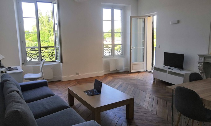 Mantes-la-Jolie Apartment | Grand 2P Entièrement Neuf, Bords de Seine Mantes