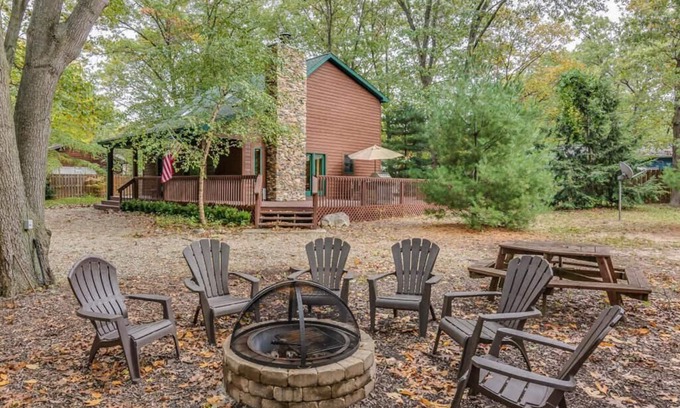 New Buffalo Cottage | Grand Beach Getaway – Hot Tub, Fire Pit & walk to the Lake | Weekend Restoration