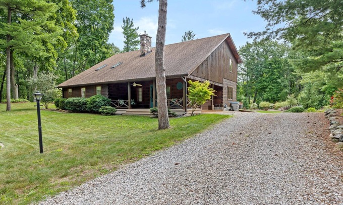 Port Franks House | GRAND, COZY COTTAGE IN PORT FRANKS, ONTARIO. OUTDOOR SPA. PET-FRIENDLY!